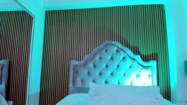 Snapshot of Violett_hott_ chatting on 01-16-26, 01:26 Violett hott online show from 01-16-26, 01:26