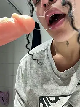 crystal dlun online show from 03-22-26, 02:40