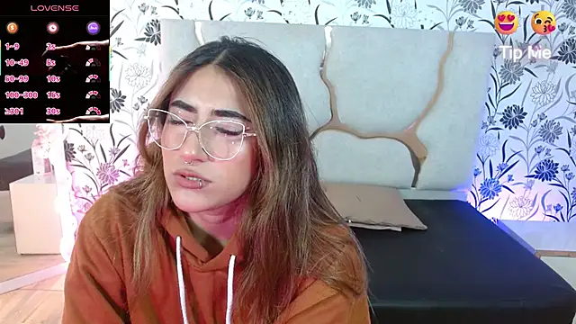 Snapshot of Livglow_tay chatting on 01-13-26, 03:10 Livglow tay online show from 01-13-26, 03:10