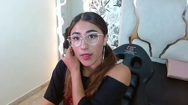 Snapshot of Livglow_tay chatting on 01-07-26, 03:11 Livglow tay online show from 01-07-26, 03:11