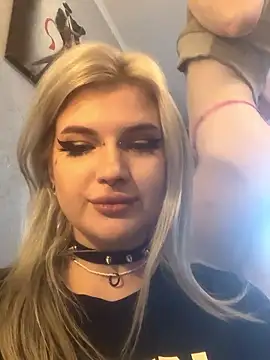 Snapshot of DriveThruDolls chatting on 01-10-26, 08:31 DriveThruDolls online show from 01-10-26, 08:31