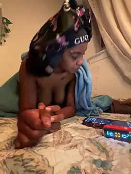 Snapshot of oshun6360 chatting on 06-10-26, 03:52 oshun6360 online show from 06-10-26, 03:52