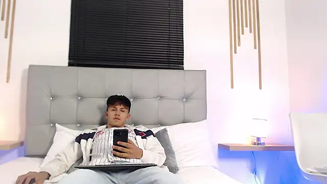 Snapshot of johnny_blake_ chatting on 02-06-26, 04:41 johnny blake online show from 02-06-26, 04:41