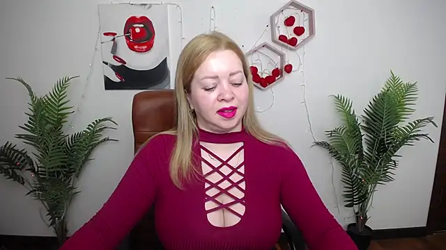 Snapshot of OliviaVerr chatting on 04-24-26, 01:02 OliviaVerr online show from 04-24-26, 01:02