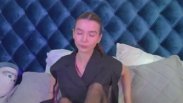 Snapshot of VanessaVienne chatting on 04-18-26, 04:09 VanessaVienne online show from 04-18-26, 04:09