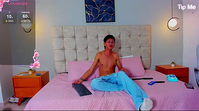 Snapshot of twink_royale18 chatting on 01-13-26, 06:01 twink royale18 online show from 01-13-26, 06:01