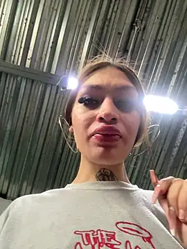 Snapshot of lizz_lunna chatting on 04-29-26, 04:55 lizz lunna online show from 04-29-26, 04:55