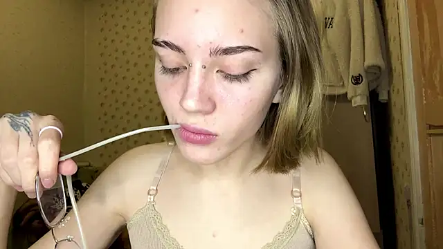 Snapshot of KerieDitti chatting on 01-11-26, 02:13 KerieDitti online show from 01-11-26, 02:13