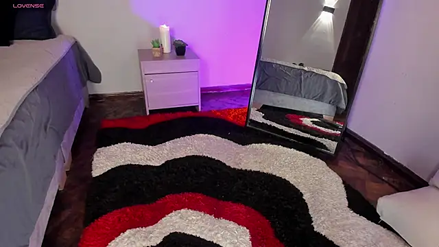 Lara reynolds  online show from 04-10-26, 08:27