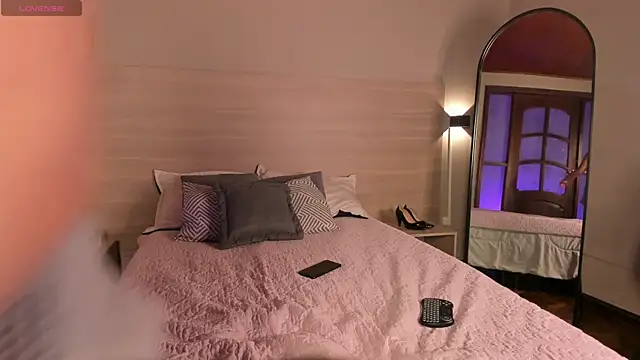 Lara reynolds  online show from 04-17-26, 02:20