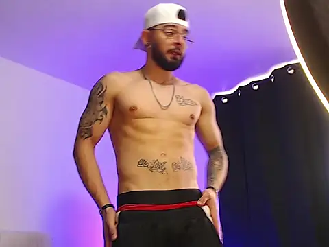 Snapshot of Axel_Stton chatting on 01-10-26, 01:17 Axel Stton online show from 01-10-26, 01:17