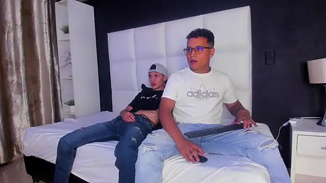 Snapshot of Alejandro_Tom chatting on 01-11-26, 03:24 Alejandro Tom online show from 01-11-26, 03:24