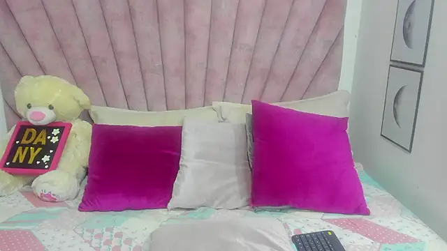 danibellucii  online show from 03-12-26, 03:01