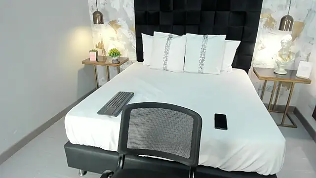 emily clarkk  online show from 02-25-26, 08:08