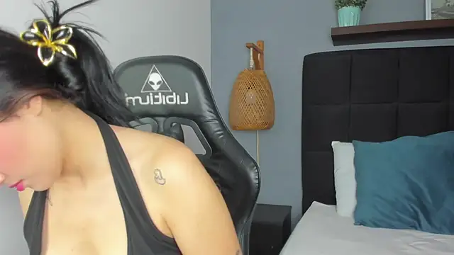 Snapshot of emma_hiltonn_ chatting on 02-05-26, 02:18 emma hiltonn online show from 02-05-26, 02:18