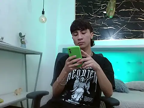 Snapshot of XanderGrey8 chatting on 02-04-26, 07:31 XanderGrey8 online show from 02-04-26, 07:31