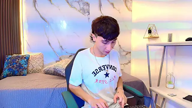 Snapshot of XanderGrey8 chatting on 02-24-26, 07:48 XanderGrey8 online show from 02-24-26, 07:48