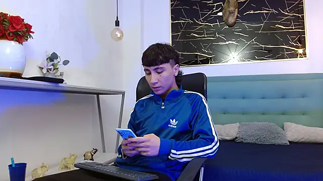 Snapshot of XanderGrey8 chatting on 01-17-26, 06:55 XanderGrey8 online show from 01-17-26, 06:55