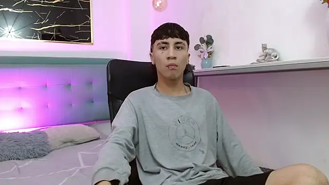 Snapshot of XanderGrey8 chatting on 02-10-26, 07:24 XanderGrey8 online show from 02-10-26, 07:24