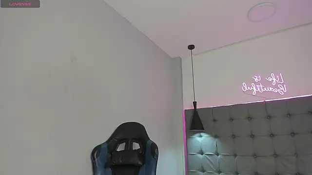 scarletcherry18 online show from 04-10-26, 05:03