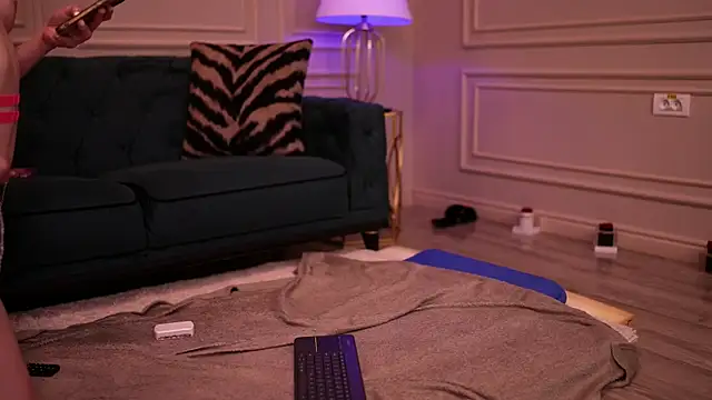 ScarletSnows online show from 04-12-26, 05:49