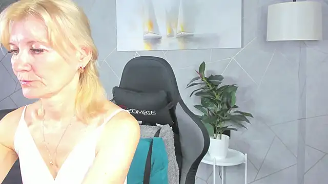 Snapshot of Julie_Lucas chatting on 07-13-26, 12:10 Julie Lucas online show from 07-13-26, 12:10