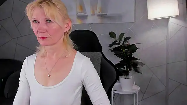 Snapshot of Julie_Lucas chatting on 05-21-26, 12:19 Julie Lucas online show from 05-21-26, 12:19