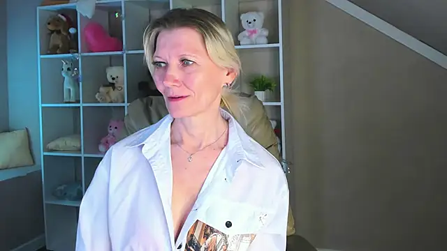 Julie Lucas online show from 03-12-26, 01:11