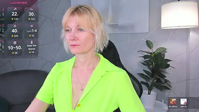 Snapshot of Julie_Lucas chatting on 06-07-26, 11:43 Julie Lucas online show from 06-07-26, 11:43