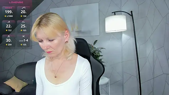 Snapshot of Julie_Lucas chatting on 06-17-26, 11:47 Julie Lucas online show from 06-17-26, 11:47