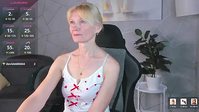 Snapshot of Julie_Lucas chatting on 05-22-26, 12:19 Julie Lucas online show from 05-22-26, 12:19