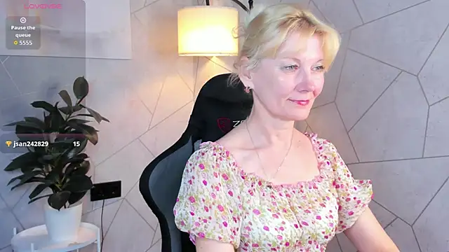 Snapshot of Julie_Lucas chatting on 06-02-26, 12:21 Julie Lucas online show from 06-02-26, 12:21