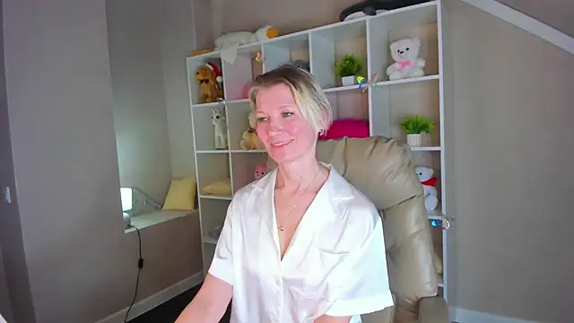 Snapshot of Julie_Lucas chatting on 03-03-26, 02:40 Julie Lucas online show from 03-03-26, 02:40