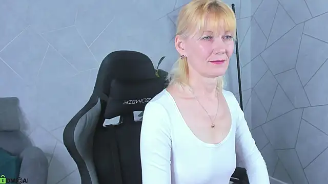Snapshot of Julie_Lucas chatting on 04-23-26, 12:39 Julie Lucas online show from 04-23-26, 12:39