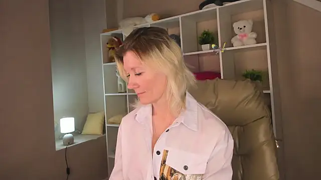 Snapshot of Julie_Lucas chatting on 03-02-26, 03:07 Julie Lucas online show from 03-02-26, 03:07