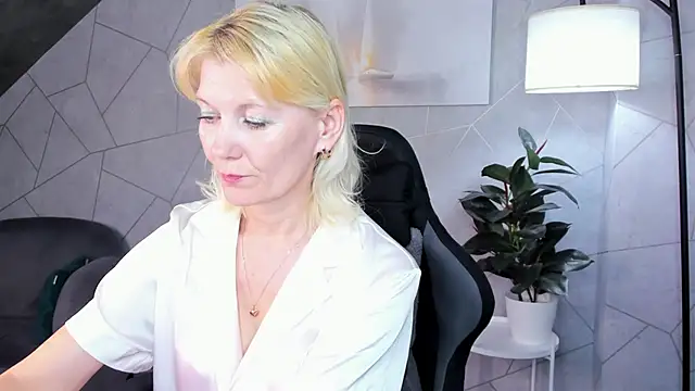 Snapshot of Julie_Lucas chatting on 06-04-26, 12:04 Julie Lucas online show from 06-04-26, 12:04