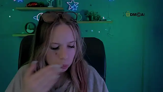 Snapshot of miles_candy chatting on 02-25-26, 08:30 miles candy online show from 02-25-26, 08:30