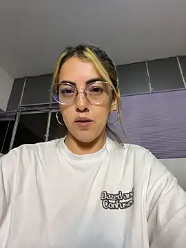 Snapshot of Paulinaa_bella chatting on 02-12-26, 12:32 Paulinaa bella online show from 02-12-26, 12:32