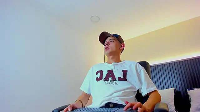 Snapshot of James_cute18 chatting on 01-15-26, 02:37 James cute18 online show from 01-15-26, 02:37