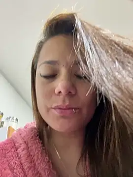 Snapshot of Pretty__Milf chatting on 03-18-26, 09:12 Pretty Milf online show from 03-18-26, 09:12