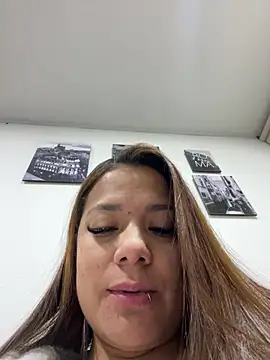 Snapshot of Pretty__Milf chatting on 03-15-26, 10:00 Pretty Milf online show from 03-15-26, 10:00