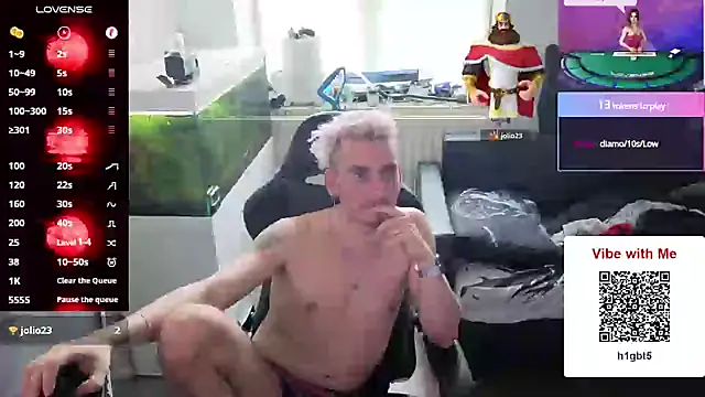 Snapshot of Rayzel_White chatting on 05-17-26, 01:11 Rayzel White online show from 05-17-26, 01:11