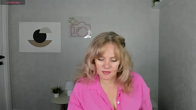 Snapshot of Victoria_Nelson chatting on 04-27-26, 01:14 Victoria Nelson online show from 04-27-26, 01:14