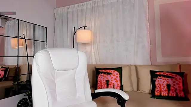 Snapshot of liaamoon_ chatting on 06-12-26, 12:25 liaamoon online show from 06-12-26, 12:25