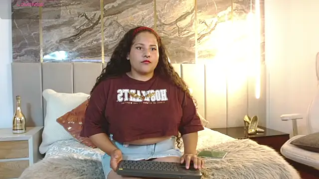 Snapshot of Lunea_kane chatting on 01-14-26, 12:31 Lunea kane online show from 01-14-26, 12:31