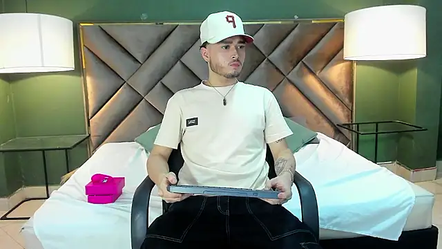 Snapshot of Salvattore_Muller chatting on 02-17-26, 10:18 Salvattore Muller online show from 02-17-26, 10:18