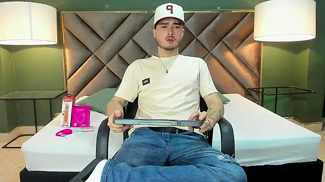 Snapshot of Salvattore_Muller chatting on 02-23-26, 08:48 Salvattore Muller online show from 02-23-26, 08:48