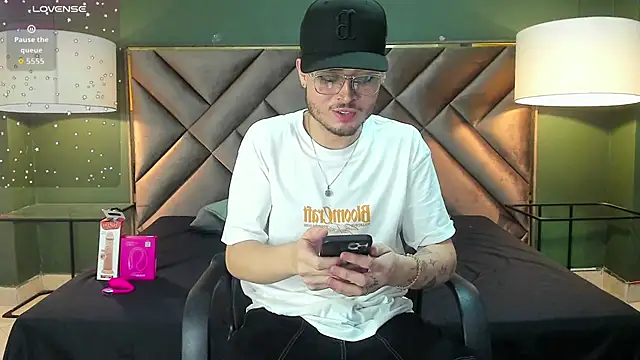 Snapshot of Salvattore_Muller chatting on 02-25-26, 11:32 Salvattore Muller online show from 02-25-26, 11:32