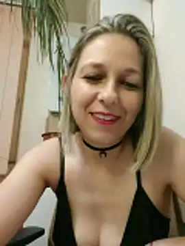 Snapshot of AdaJoy chatting on 05-08-26, 10:24 AdaJoy online show from 05-08-26, 10:24