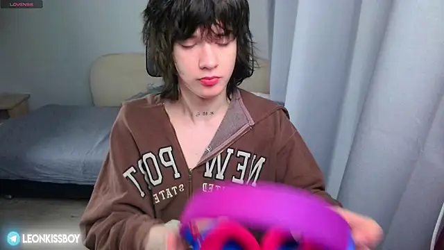Snapshot of LeonBoykisser chatting on 06-15-26, 12:12 LeonBoykisser online show from 06-15-26, 12:12